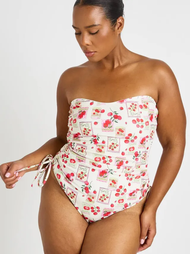 boohoo Dames Plus Tomatenprint Gerimpeld Bandeau Badpak Crème