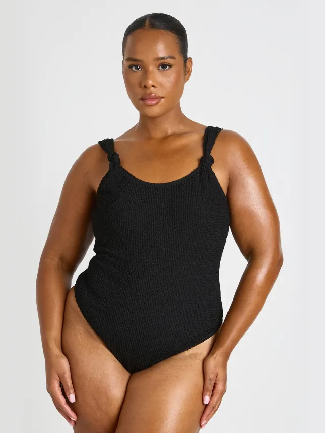 boohoo Dames Plus Badpak Met Kreukeltextuur En Knoopdetail Zwart