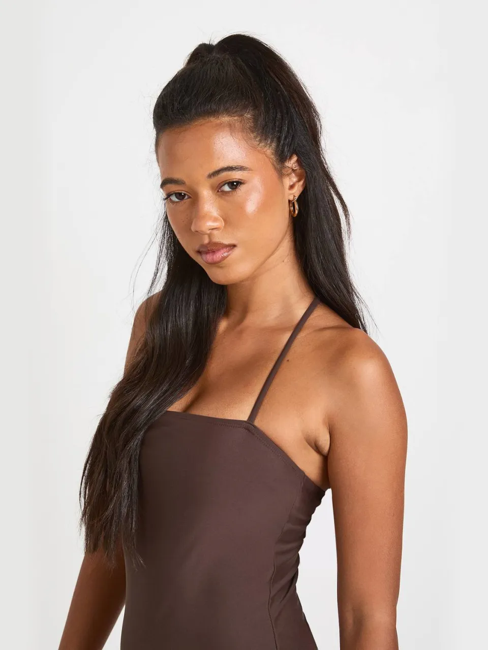 boohoo Dames Badpak Met Kralenbiesje En Halter Plunge Bandeau chocoladebruin, foto 3