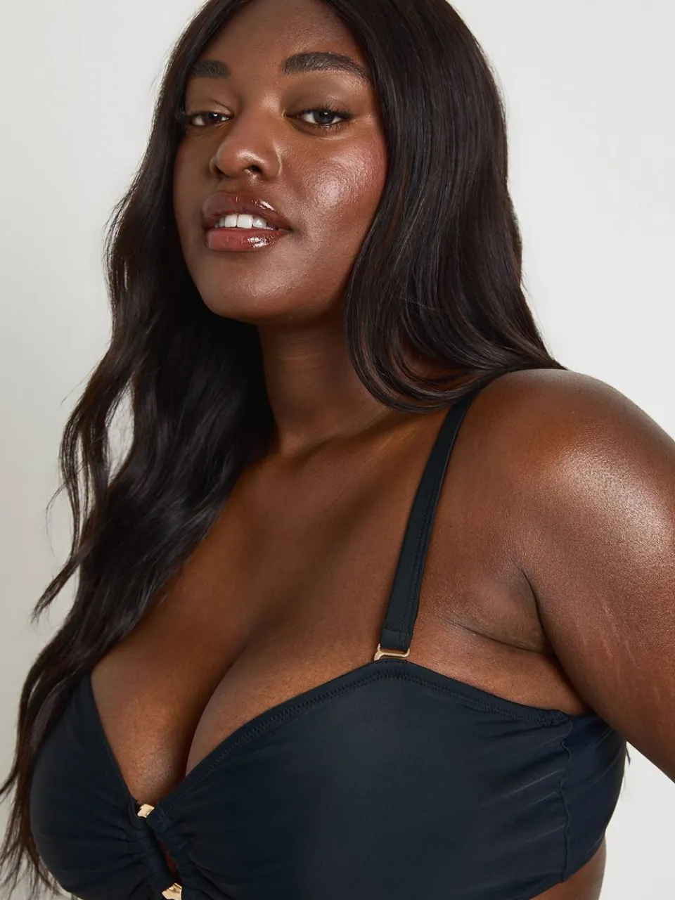 boohoo Dames Plus Maat Bandeau Bikini Top En Bikini Broekje Met Gouden Afwerking, foto 4