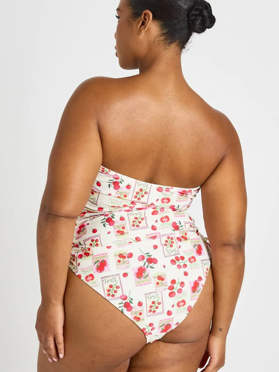 boohoo Dames Plus Tomatenprint Gerimpeld Bandeau Badpak crème, foto 2