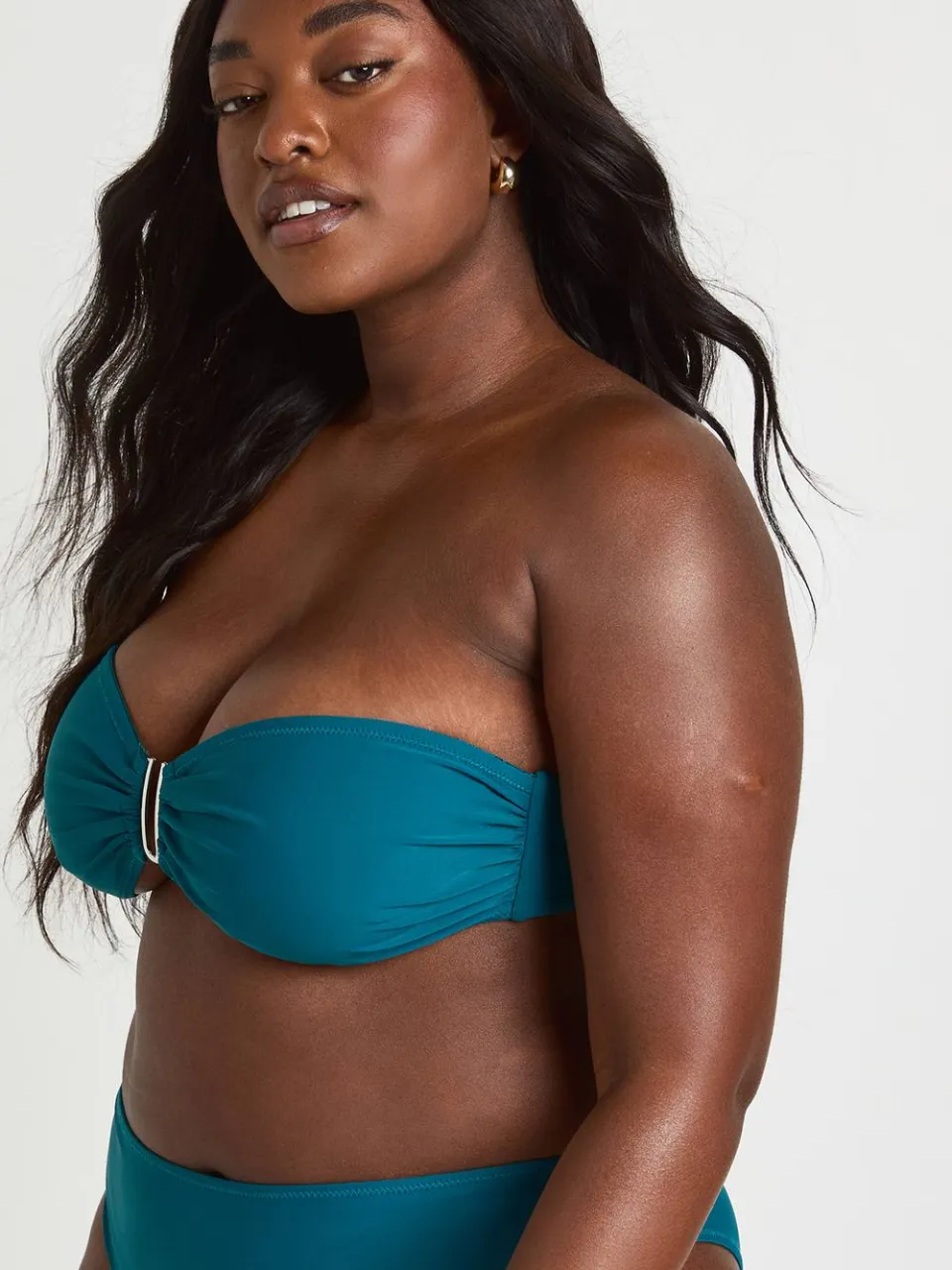 boohoo Dames Plus Size Bikiniset Met Bandeau Top En Gouden Details, foto 3