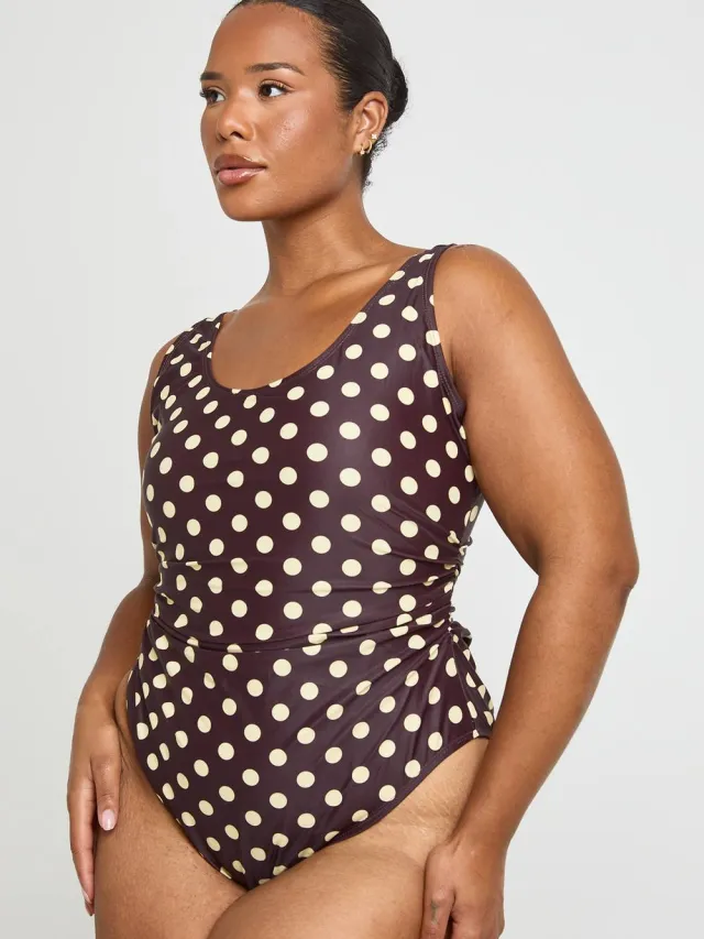 boohoo Dames Plus Buikcontrolerende Badpak Met Polkadots En Ronde Hals Chocoladebruin