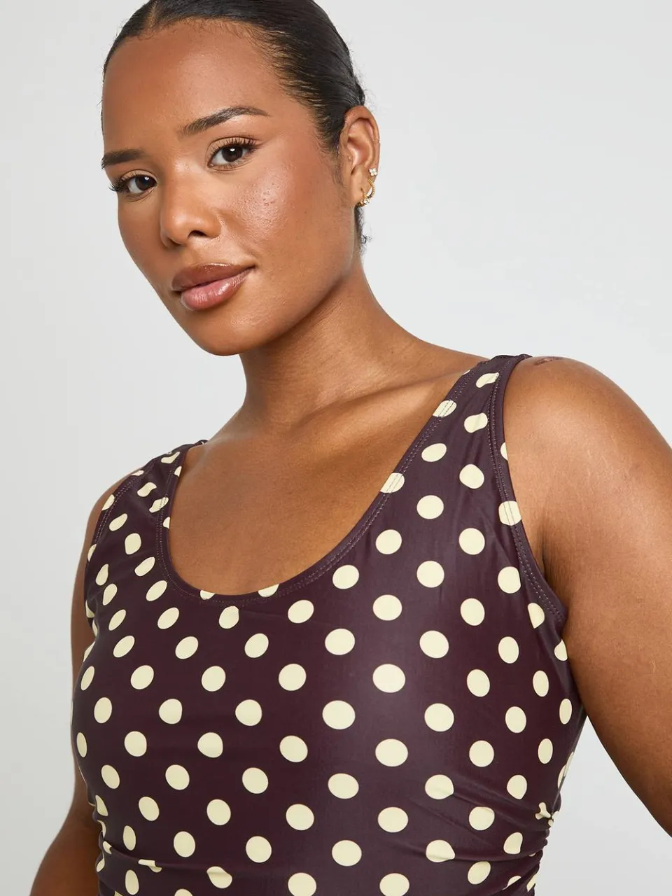 boohoo Dames Plus Buikcontrolerende Badpak Met Polkadots En Ronde Hals chocoladebruin, foto 4