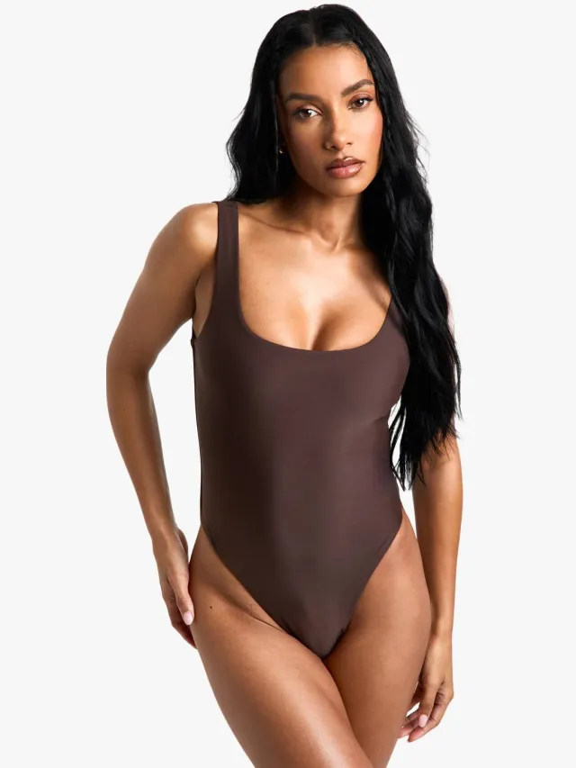 boohoo Dames Petite Swimwear Essentials Badpak met Vierkante Halslijn Chocoladebruin