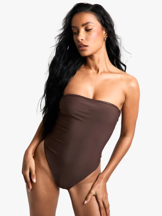 boohoo Dames Petite Swimwear Essentials Bandeau-badpak Chocoladebruin