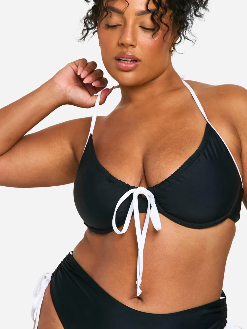 boohoo Dames Plus Contrast Tie Front Bikini Top zwart, foto 4