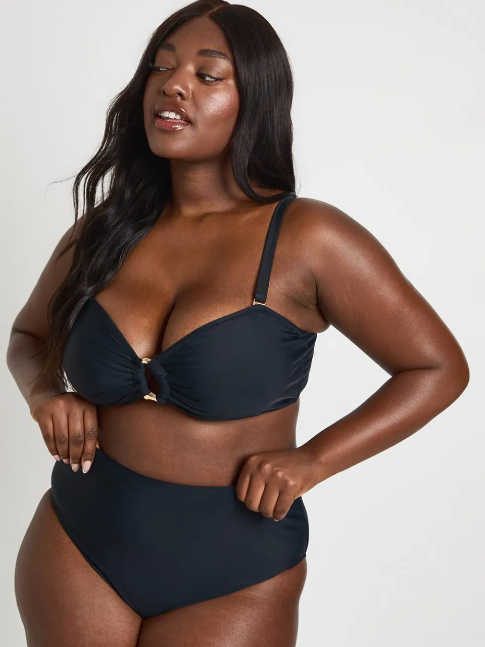 boohoo Dames Plus Maat Bandeau Bikini Top En Bikini Broekje Met Gouden Afwerking, foto 3