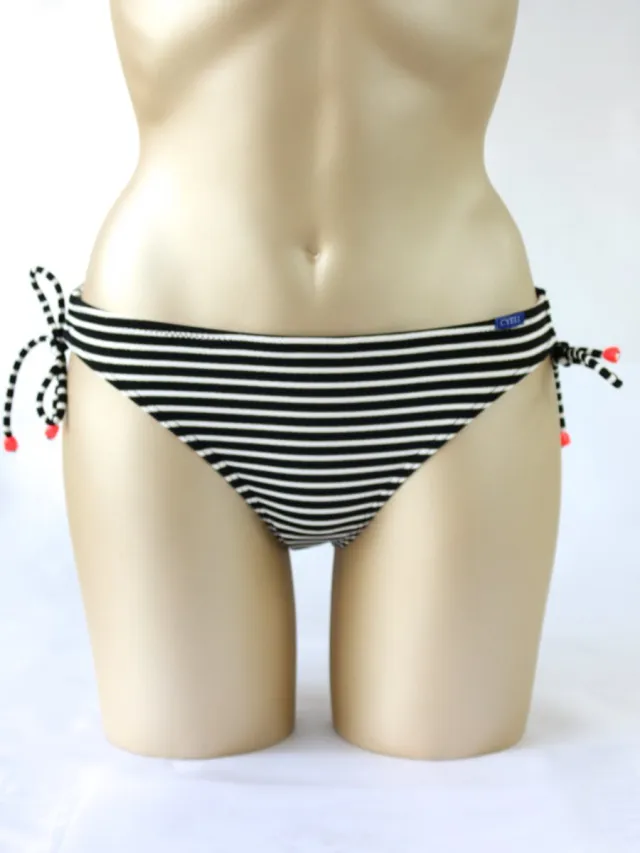 Cyell Lilly Puerto - bikini slip - zwart wit - op de heupen speelse touwtjes - maat 36 /
