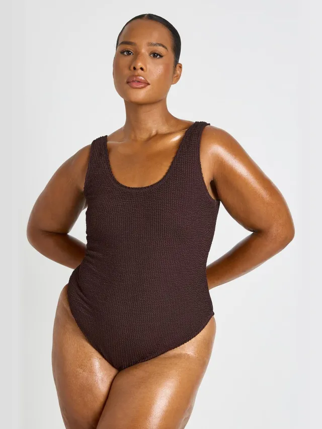 boohoo Dames Plus Crinkle Badpak Met Ronde Hals En Afwerkingsdetail Chocoladebruin
