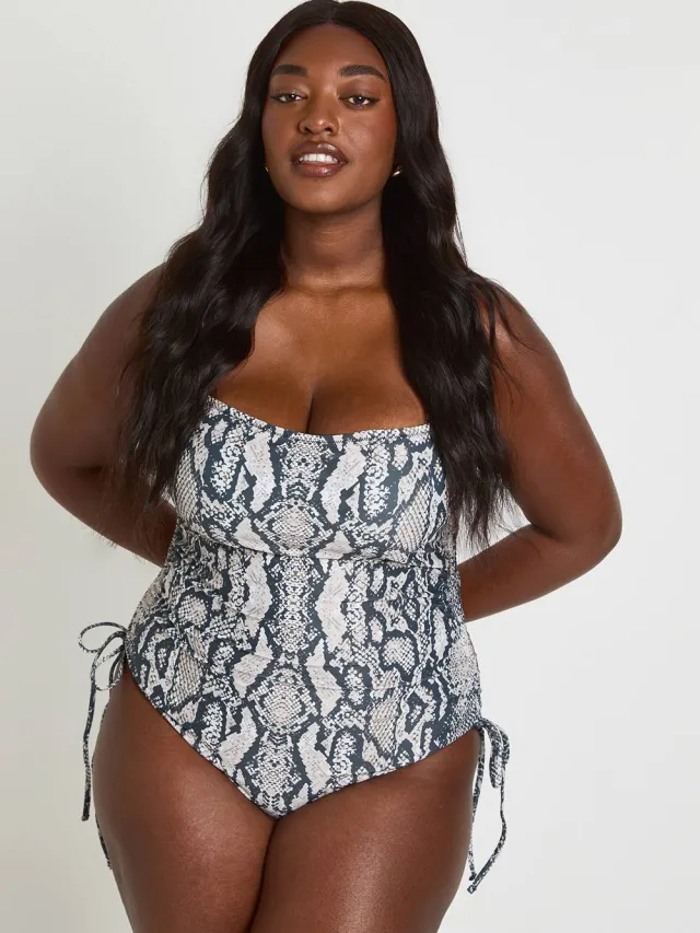 boohoo Dames Plus Badpak Met Slangenprint En Rimpeldetail Beige