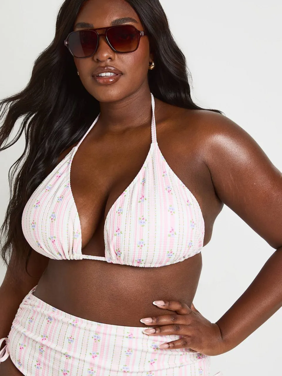 boohoo Dames Plus Wafelprint Bikini Set Met Kanten Afwerking Driehoekige Top & Gefronsde Zijkant Bikinibroekje roze, foto 4