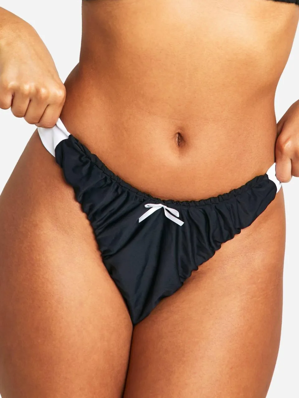 boohoo Dames Ruched Tanga Contrasterende Bikini Slip zwart, foto 4