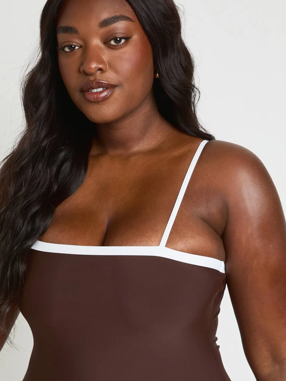 boohoo Dames Plus Buikcontrolerende Zwemsuit Met Contrasterende Vierkante Hals chocoladebruin, foto 4