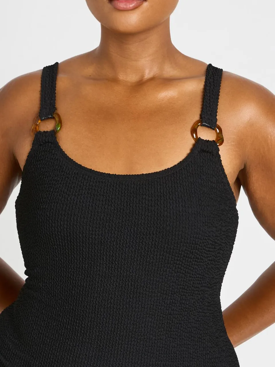 boohoo Dames Plus Crinkle Scoop Neck Badpak Met Sierdetail zwart, foto 4