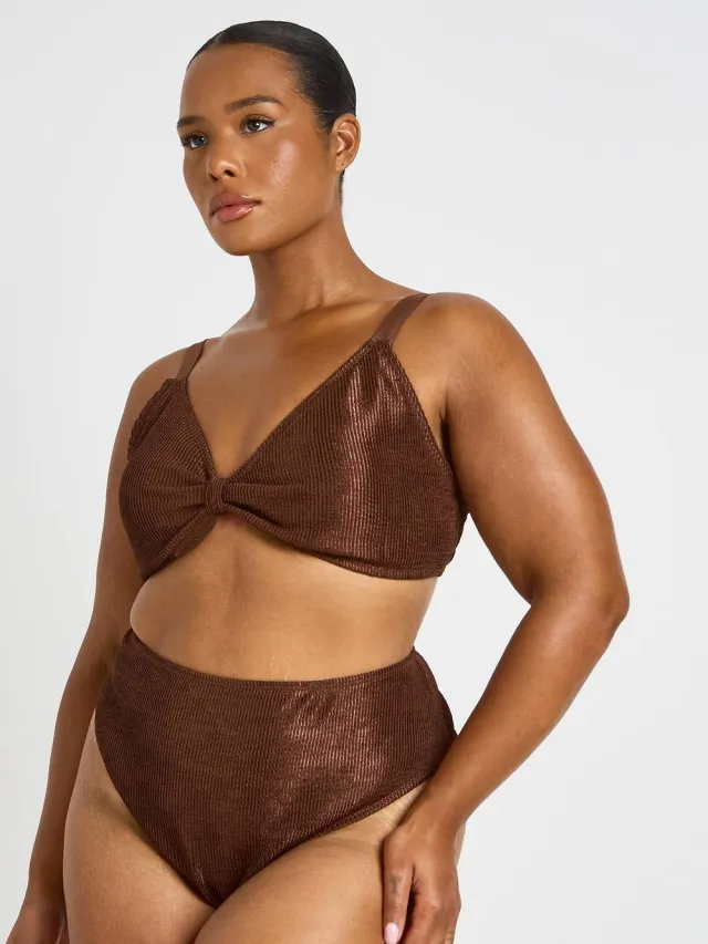 boohoo Dames Plus Metallic Crinkle Knoop Bikinitop & Hoge Taille Broekje chocoladebruin, foto 2