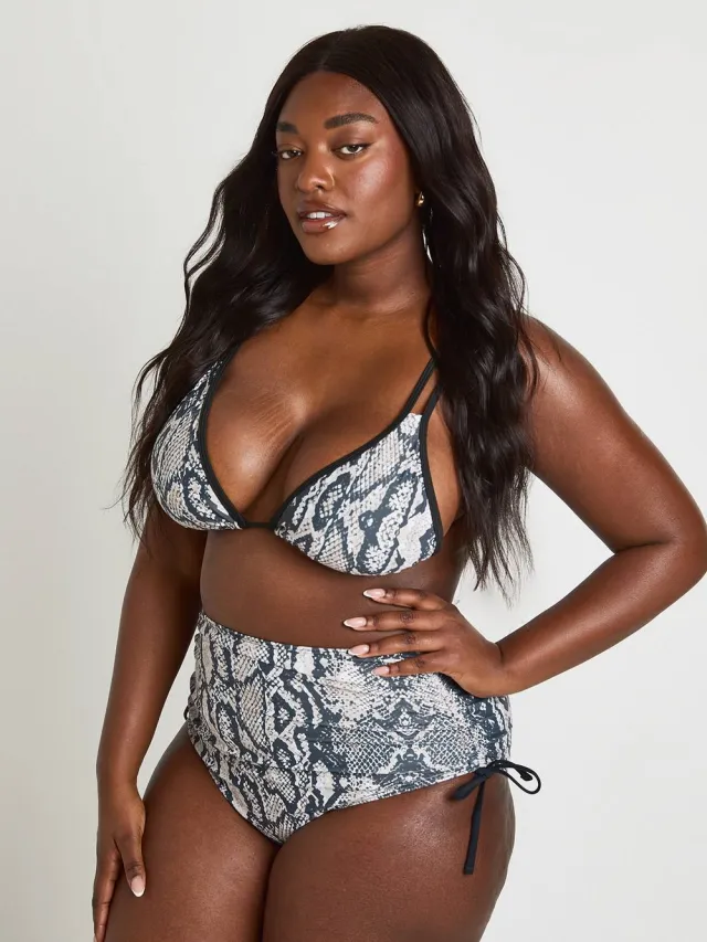 boohoo Dames Plus Slangenprint Driehoekige Bikinitop En Geplooid Broekje Set Beige