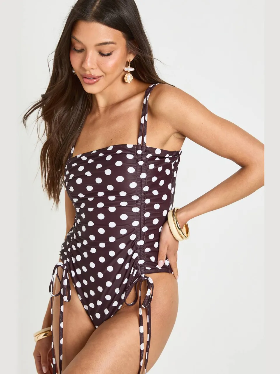 boohoo Dames Badpak Met Polkadots En Rimpeldetail chocoladebruin, foto 3