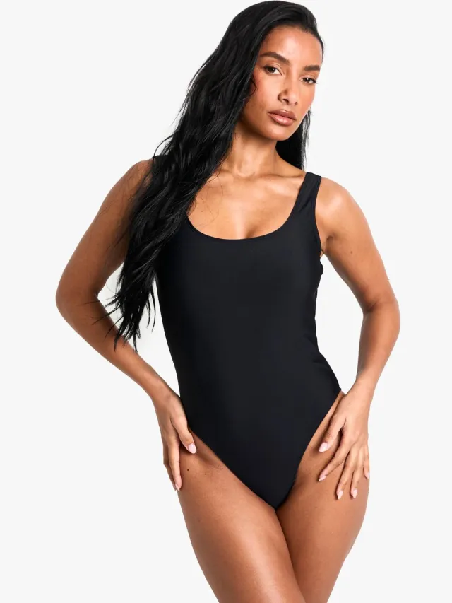 boohoo Dames Petite Swimwear Essentials Badpak met Vierkante Halslijn Zwart