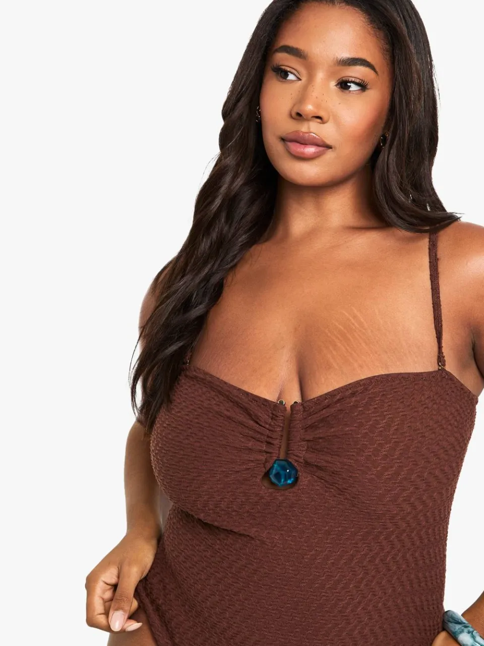 boohoo Dames Plus Crinkle Gem Trim Bandeau Badpak chocoladebruin, foto 4