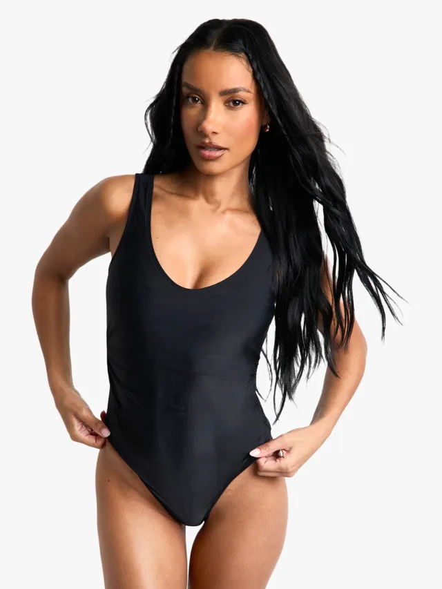 boohoo Dames Petite Badmode Essentials Gerafelde Badpak Zwart