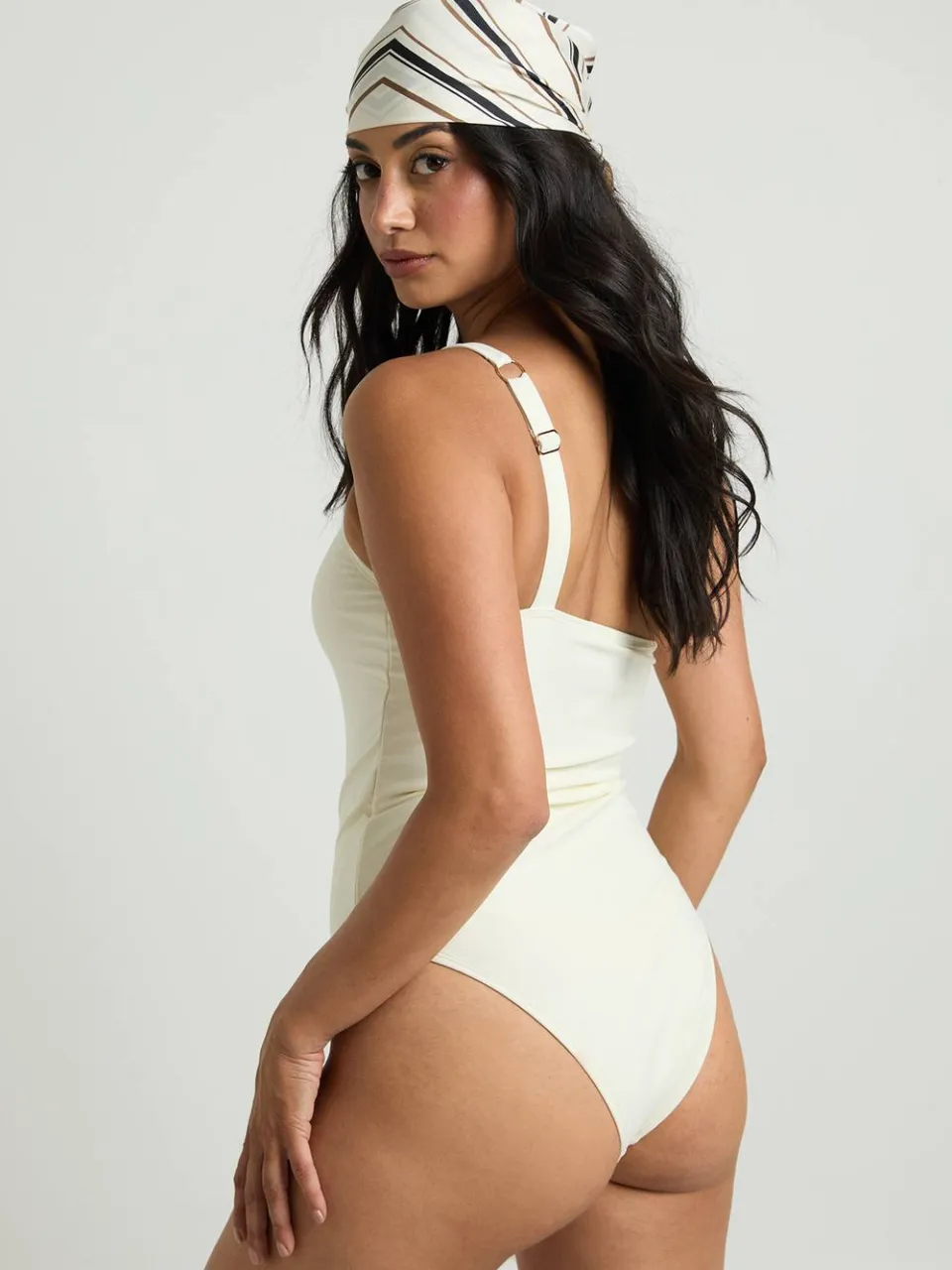boohoo Dames Badpak Met Éen Schouder En Goudkleurig Detail, foto 2