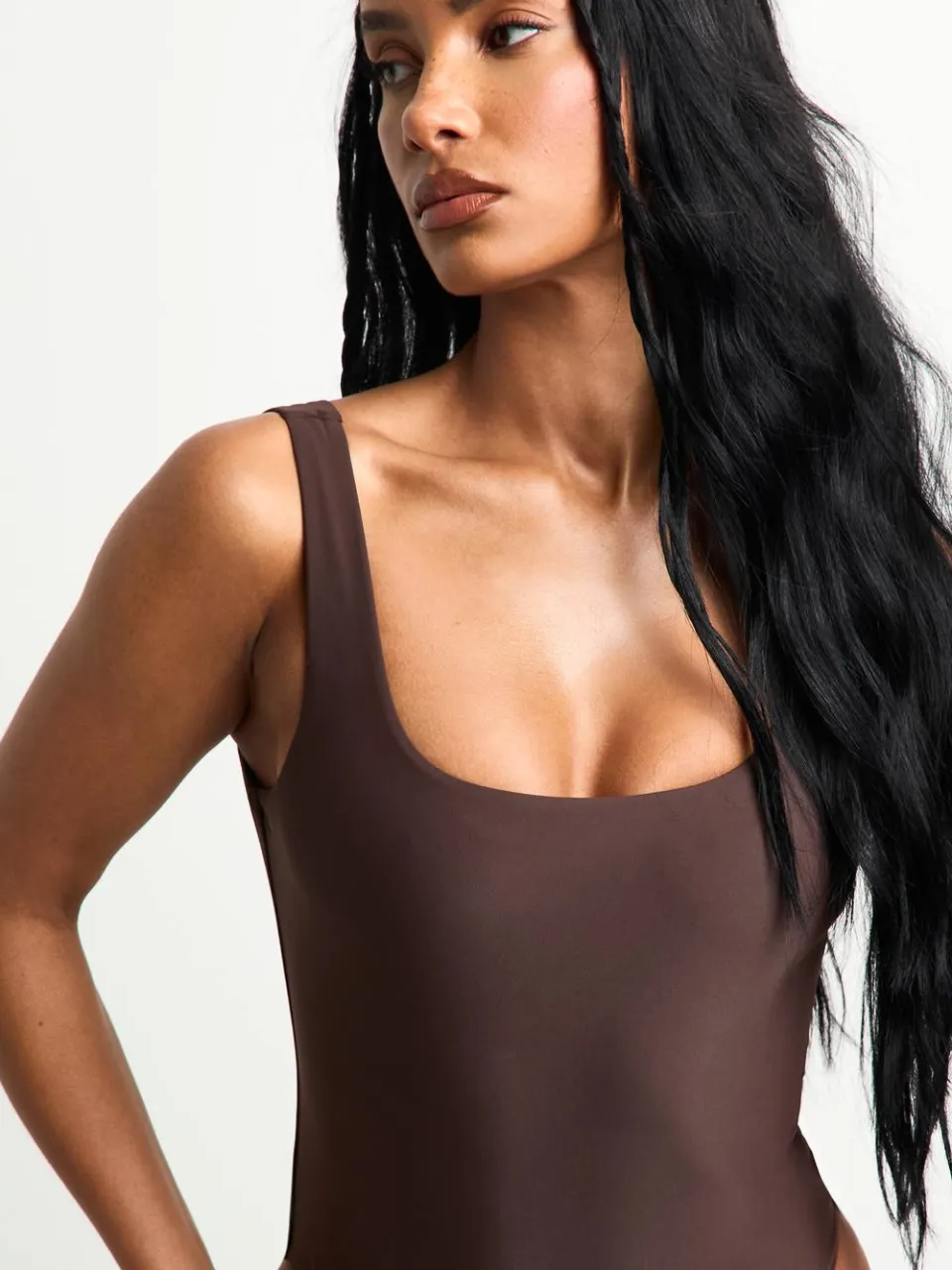 boohoo Dames Petite Swimwear Essentials Badpak met Vierkante Halslijn chocoladebruin, foto 3