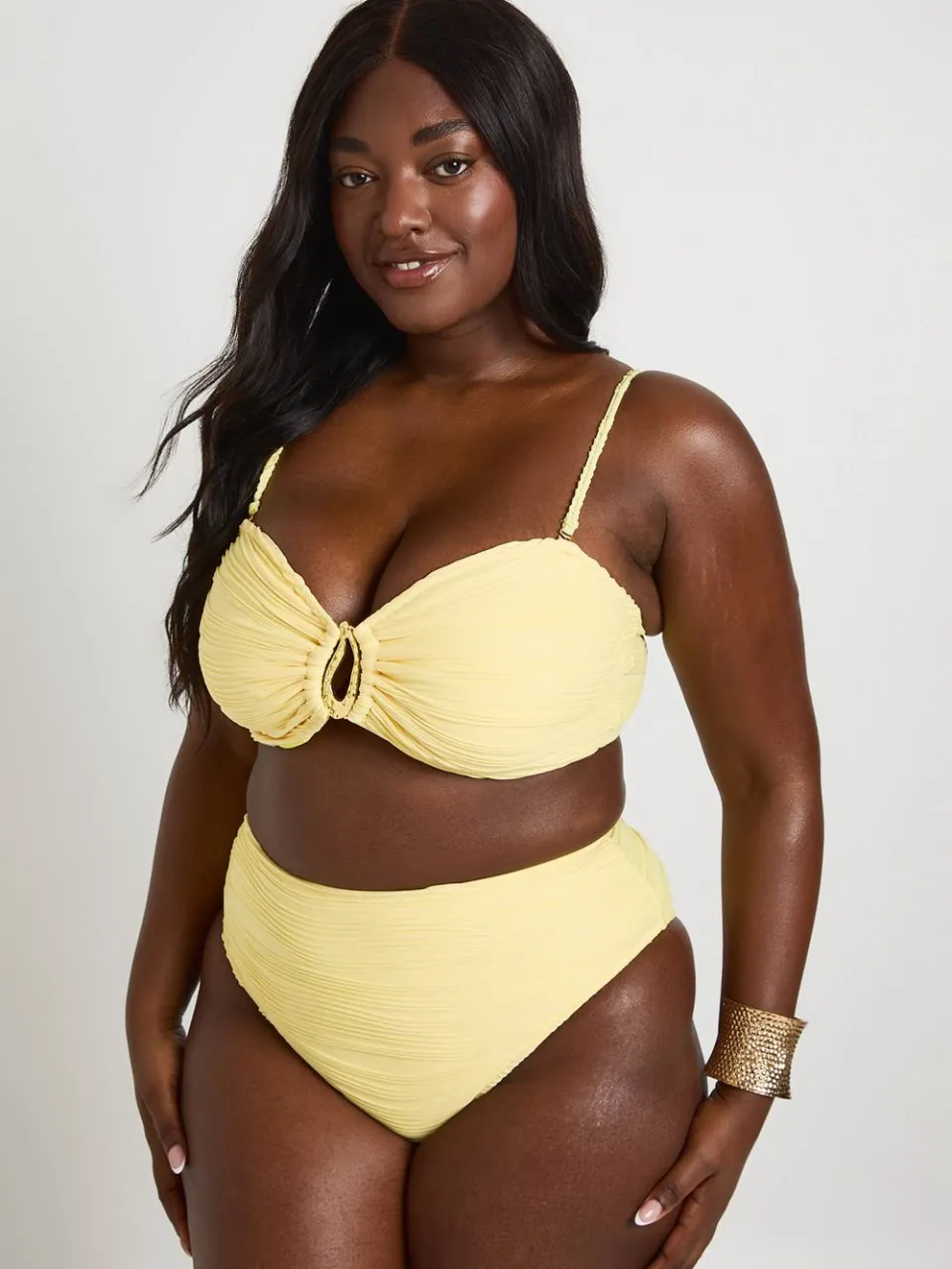 boohoo Dames Plus Getextureerde Bikini Top En Hoge Taille Bikini Broekje Set Met Gouden Afwerking, foto 3