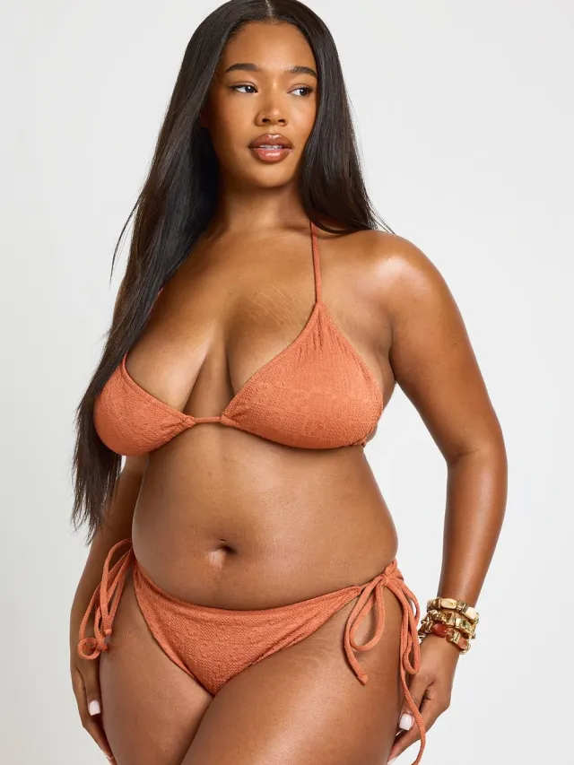 boohoo Dames Plus Getextureerde Driehoekige Bikiniset Met Strikbandjes Aan De Zijkant Terracotta