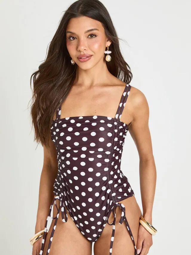 boohoo Dames Badpak Met Polkadots En Rimpeldetail Chocoladebruin