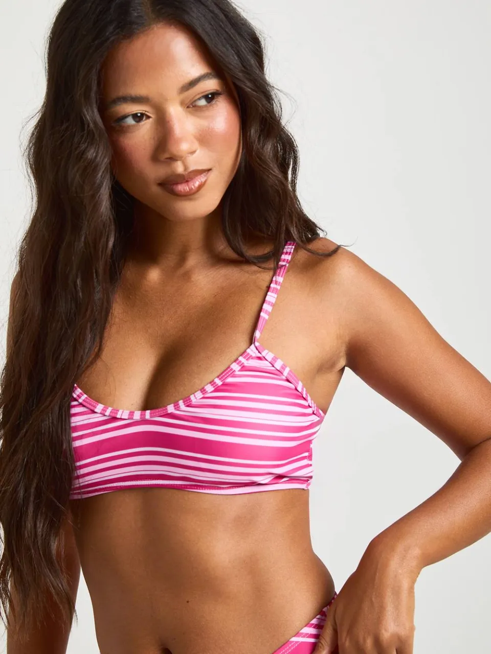 boohoo Dames Gestreepte Scoop Bikini Top En Braziliaanse Bikini Broekje Set roze, foto 4