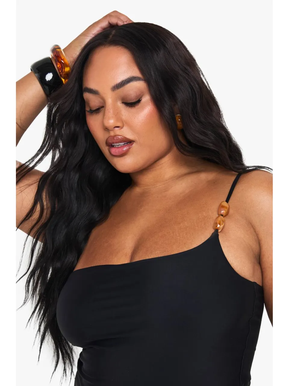 boohoo Dames Plus Resin Stone One Shoulder Swimsuit zwart, foto 4
