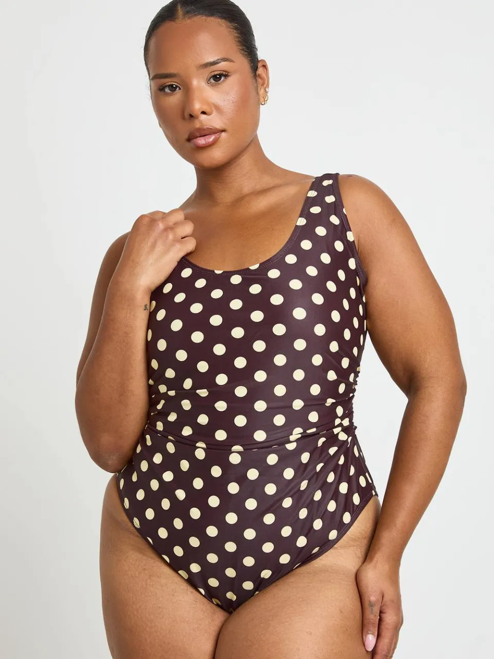 boohoo Dames Plus Buikcontrolerende Badpak Met Polkadots En Ronde Hals chocoladebruin, foto 3