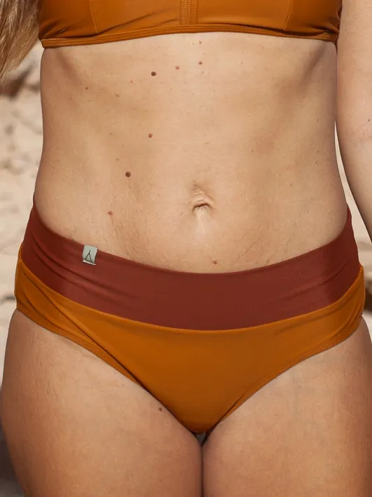 Inaska dames vegan Bikinibroekje Soft Waist Flow Okerroestbruin