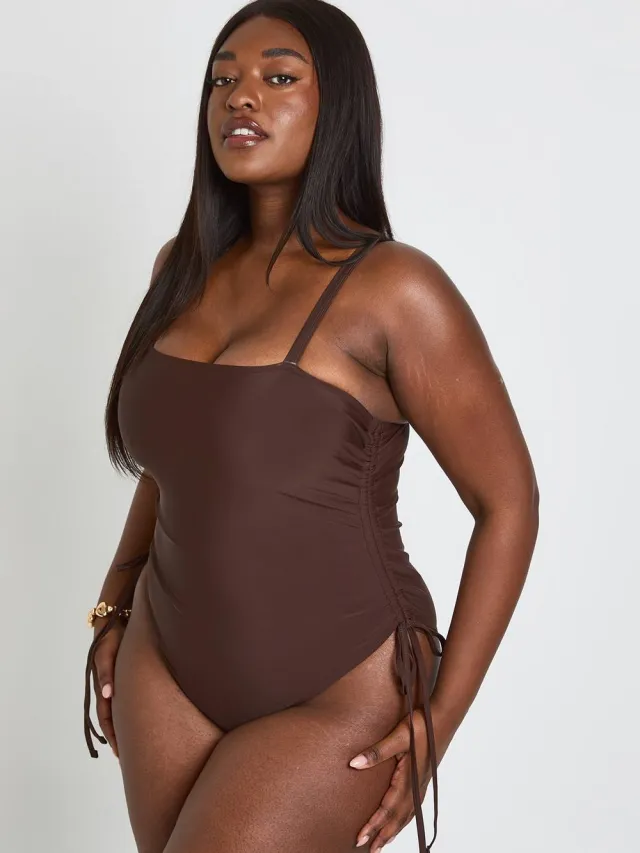boohoo Dames Plus Buikcontrolerende Badpak Met Gerimpelde Zijkant Chocoladebruin
