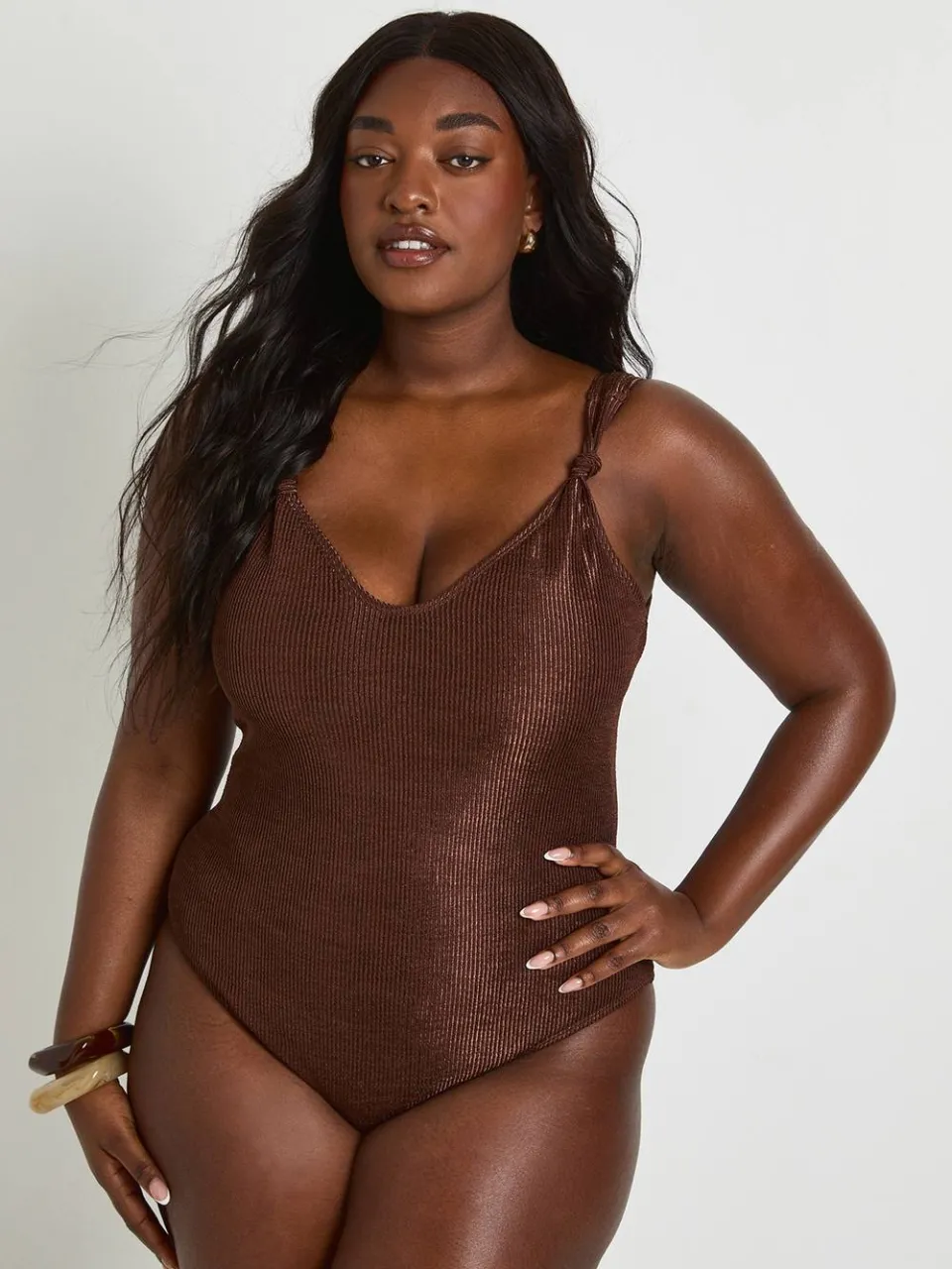 boohoo Dames Plus Metallic Crinkle Badpak Met Knoopdetail Chocoladebruin