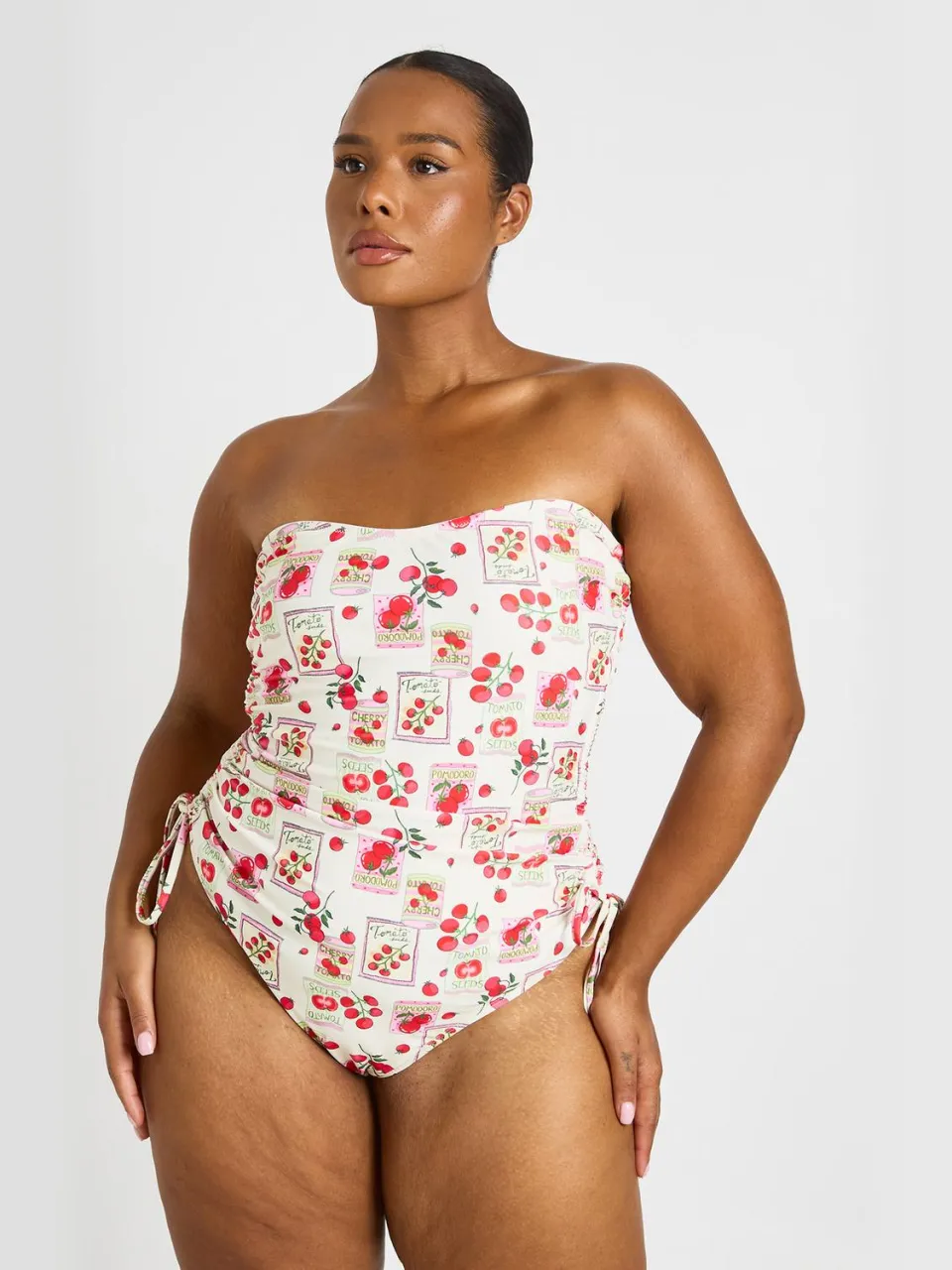 boohoo Dames Plus Tomatenprint Gerimpeld Bandeau Badpak crème, foto 3