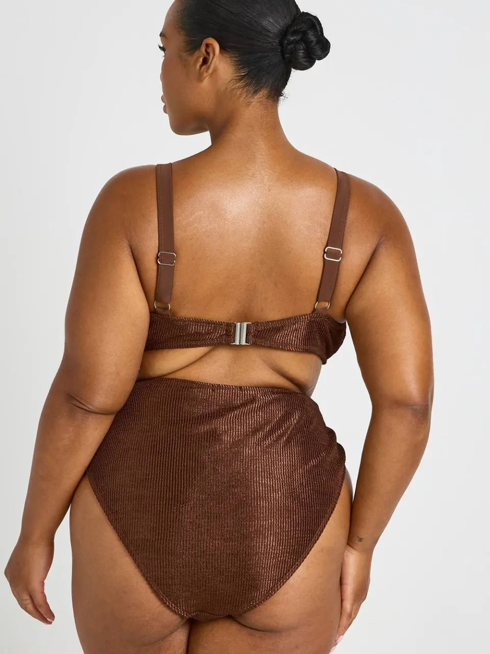 boohoo Dames Plus Metallic Crinkle Knoop Bikinitop & Hoge Taille Broekje chocoladebruin, foto 3
