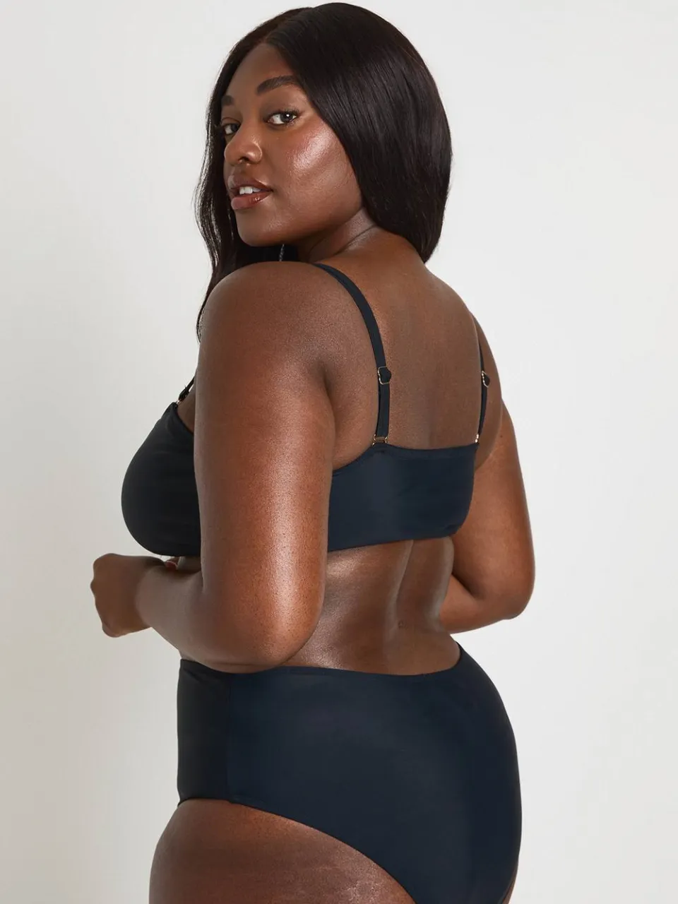boohoo Dames Plus Maat Bandeau Bikini Top En Bikini Broekje Met Gouden Afwerking, foto 2