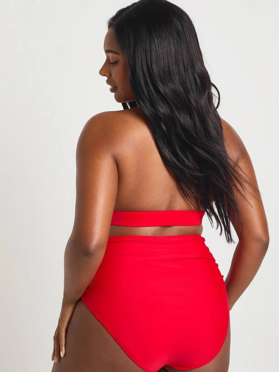 boohoo Dames Plus Essentials Diepe Halter Bikini Top rood, foto 2