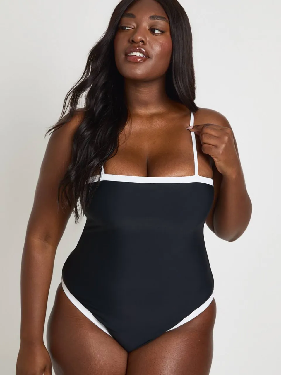 boohoo Dames Corrigerend Badpak Met Vierkante Hals En Contrasterende Details Zwart