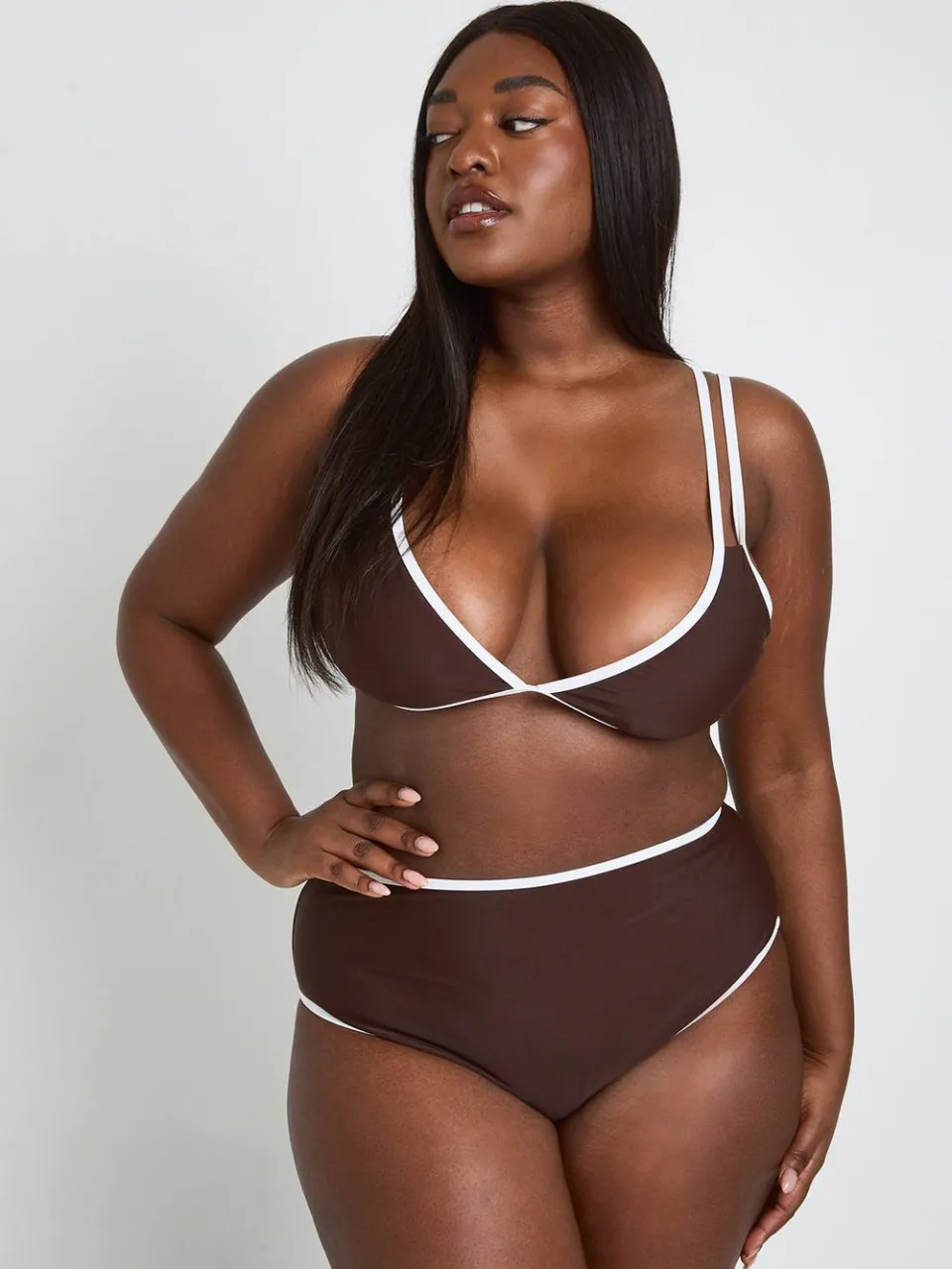 boohoo Dames Plus Contrast Driehoekige Bikinitop & Hoge Taille Bikinibroekje Set chocoladebruin, foto 3