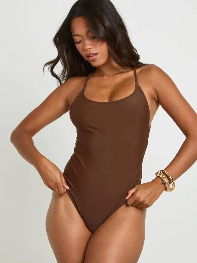 boohoo Dames Badpak Met Bandjes En Gehamerd Schijfdetail Chocoladebruin