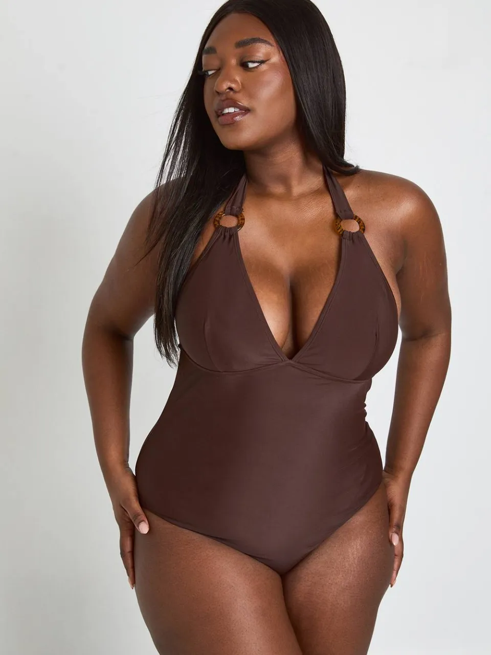 boohoo Dames Plus Badpak Met Diepe V-hals En Sierring Detail chocoladebruin, foto 3