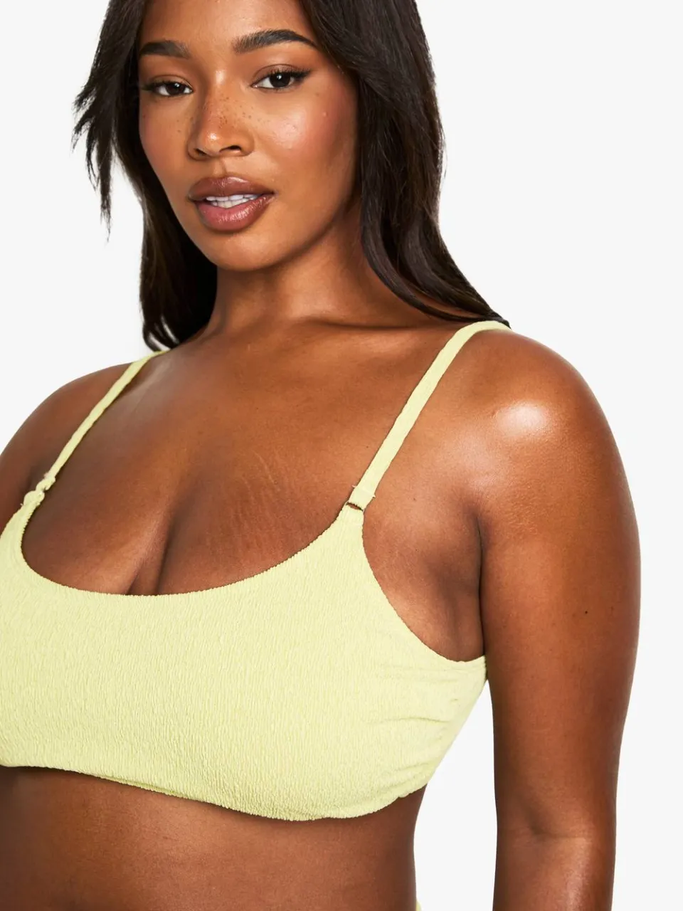 boohoo Dames Plus Zwemkleding Essentials Crinkle Scoop Neck Bikini Top olijf, foto 4