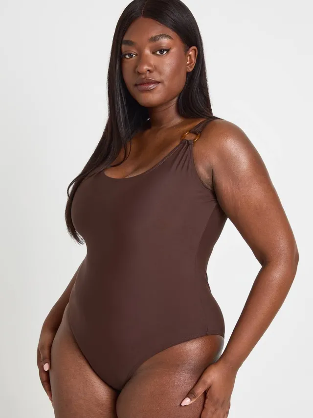boohoo Dames Plus Badpak Met Decoratief Detail En Ronde Halslijn Chocoladebruin