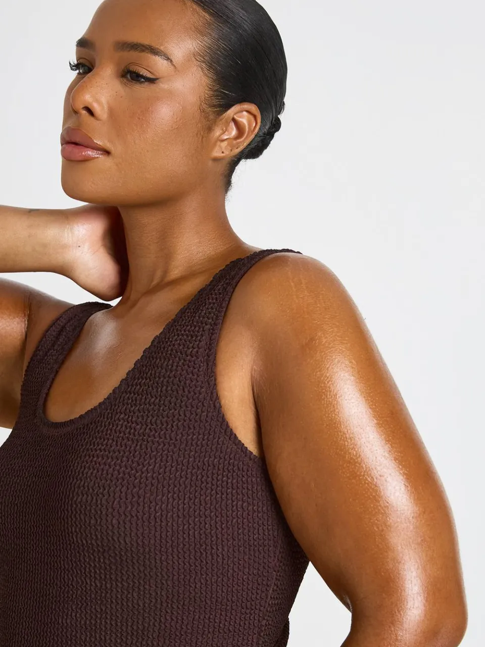 boohoo Dames Plus Crinkle Badpak Met Ronde Hals En Afwerkingsdetail chocoladebruin, foto 3