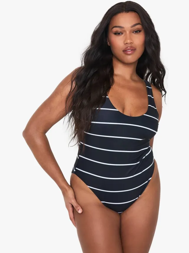 boohoo Dames Plus badmode Essentials gestreept scoop zwempak Zwart