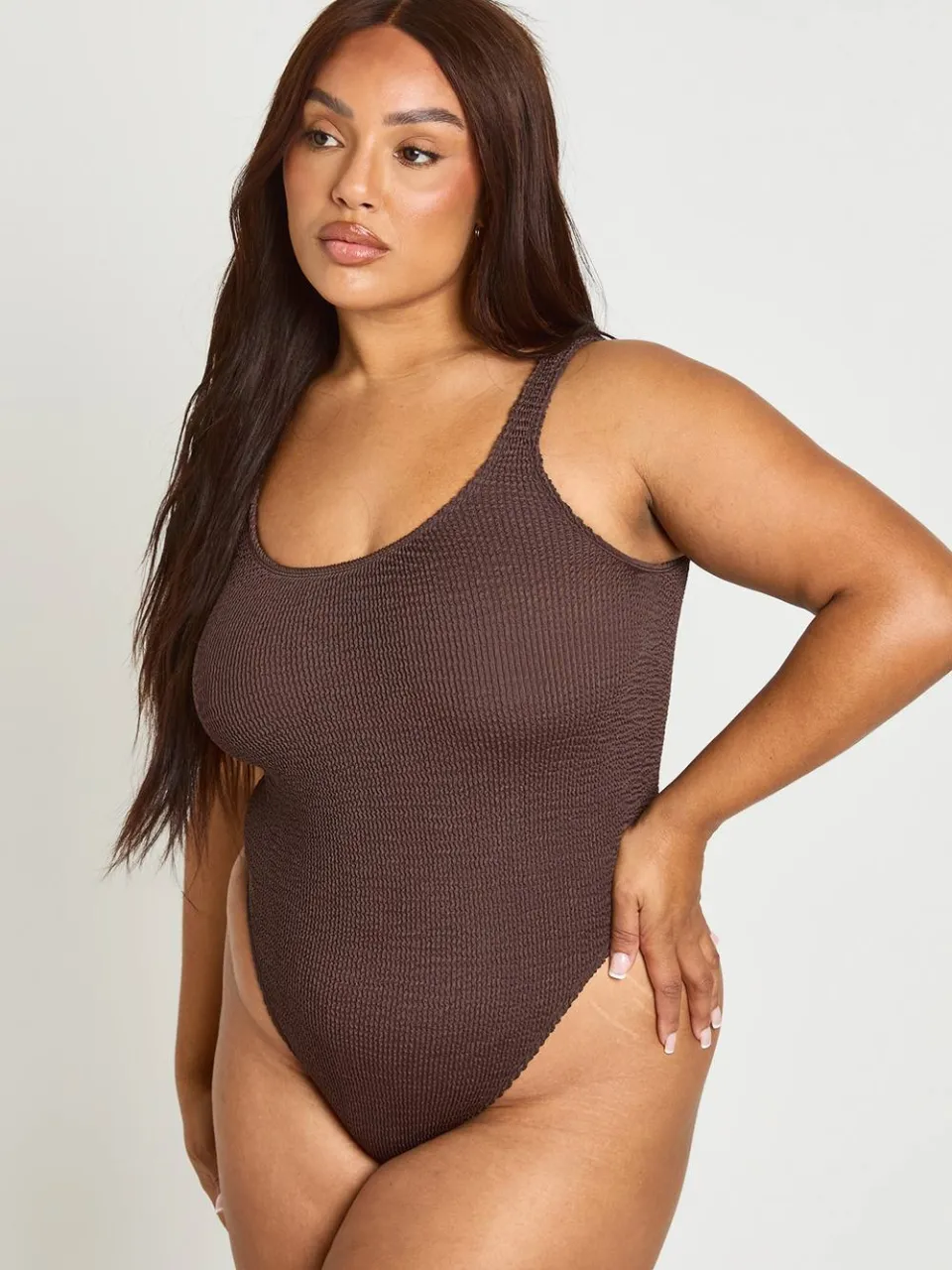 boohoo Dames Premium Universeel Crinkle Badpak Met Ronde Hals chocoladebruin, foto 3