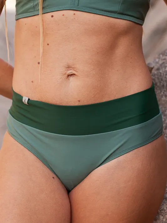 Inaska dames vegan Bikinibroekje Soft Waist Flow Kaki Mosgroen
